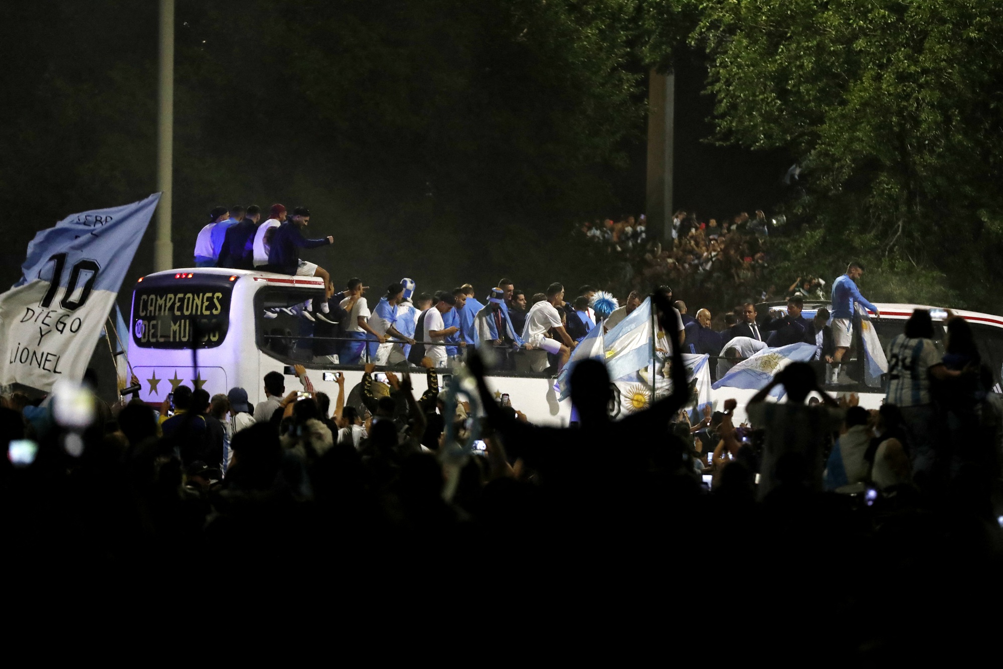 Messi gặp sự cố hy hữu khi diễu h&agrave;nh ăn mừng tại Argentina - Ảnh 5.