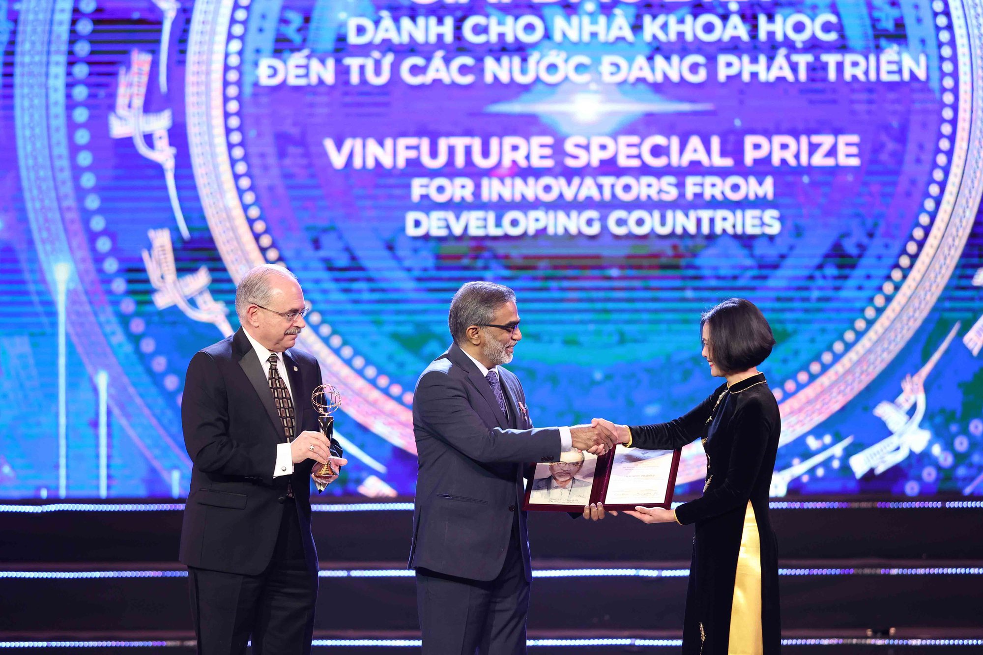 VinFuture 2022 vinh danh 4 c&ocirc;ng tr&igrave;nh khoa học Hồi sinh v&agrave; T&aacute;i thiết th&ecirc;́ giới - Ảnh 5.