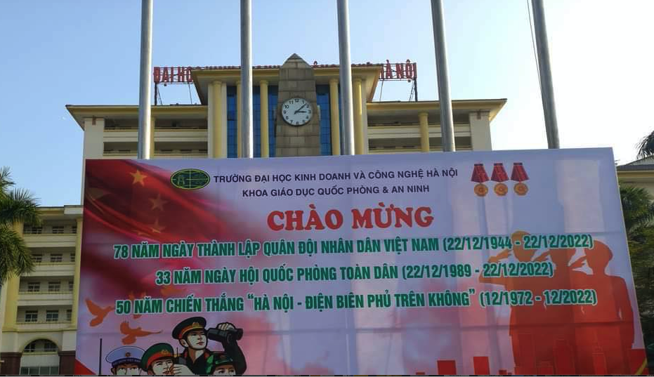 Bộ GD-ĐT lên tiếng về việc trường ĐH in pano có hình cờ Trung Quốc