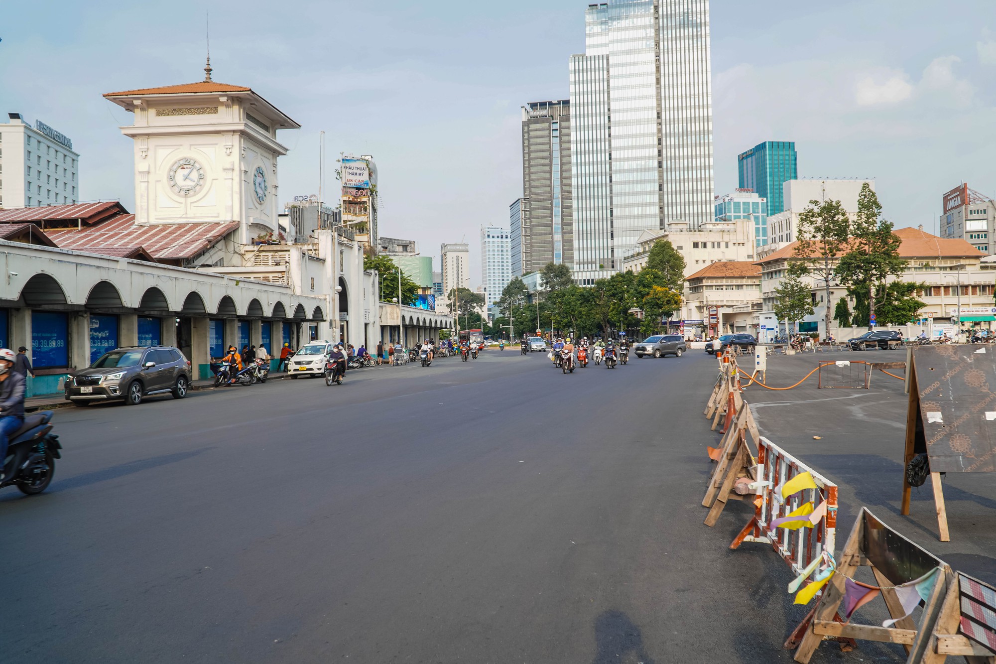 &ldquo;N&eacute;t quen thuộc&rdquo; trước chợ Bến Th&agrave;nh - Ảnh 1.