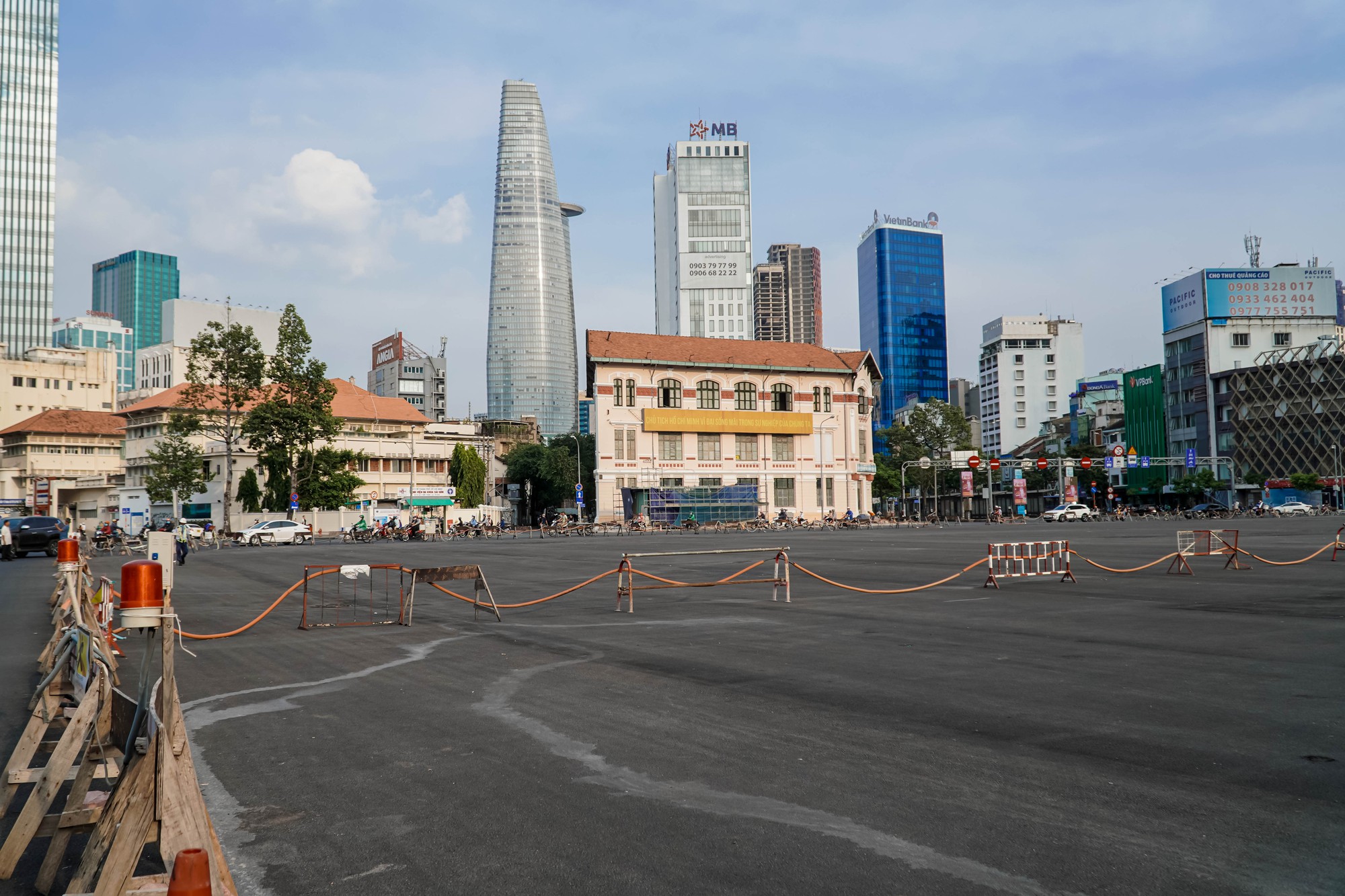 &ldquo;N&eacute;t quen thuộc&rdquo; trước chợ Bến Th&agrave;nh - Ảnh 2.