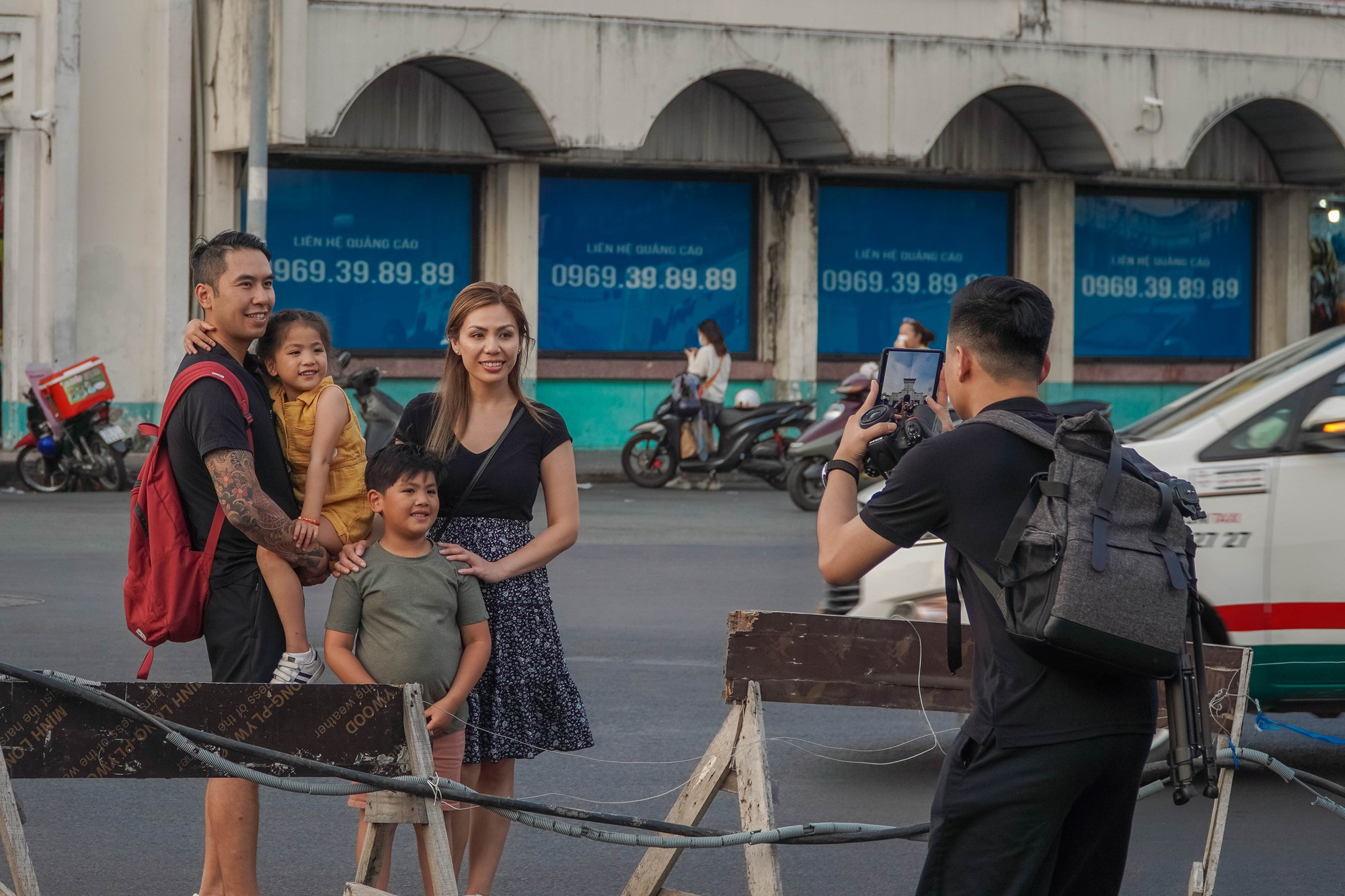 &ldquo;N&eacute;t quen thuộc&rdquo; trước chợ Bến Th&agrave;nh - Ảnh 6.
