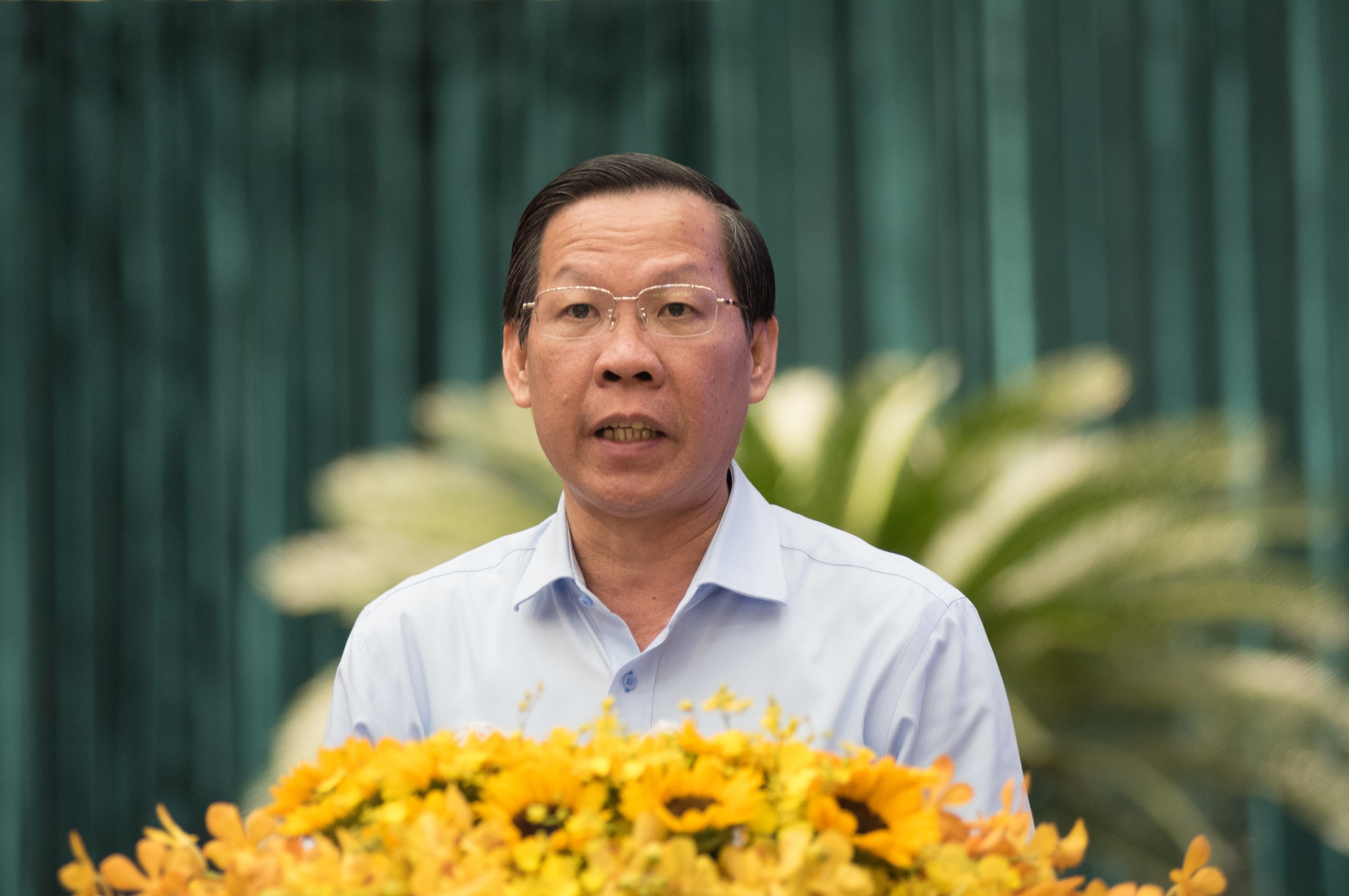 Chủ tịch UBND TP HCM: Không kể thành tích, bàn sâu giải pháp!