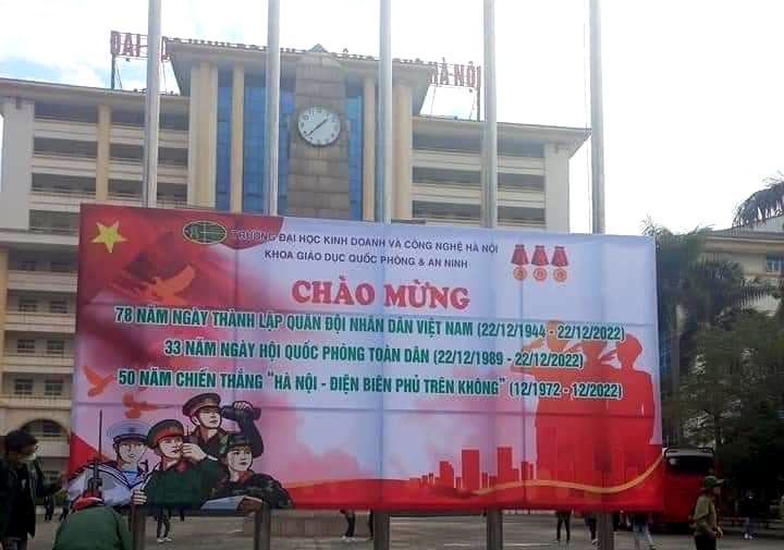 Đình chỉ 2 cán bộ trường đại học vì in pano có hình cờ Trung Quốc
