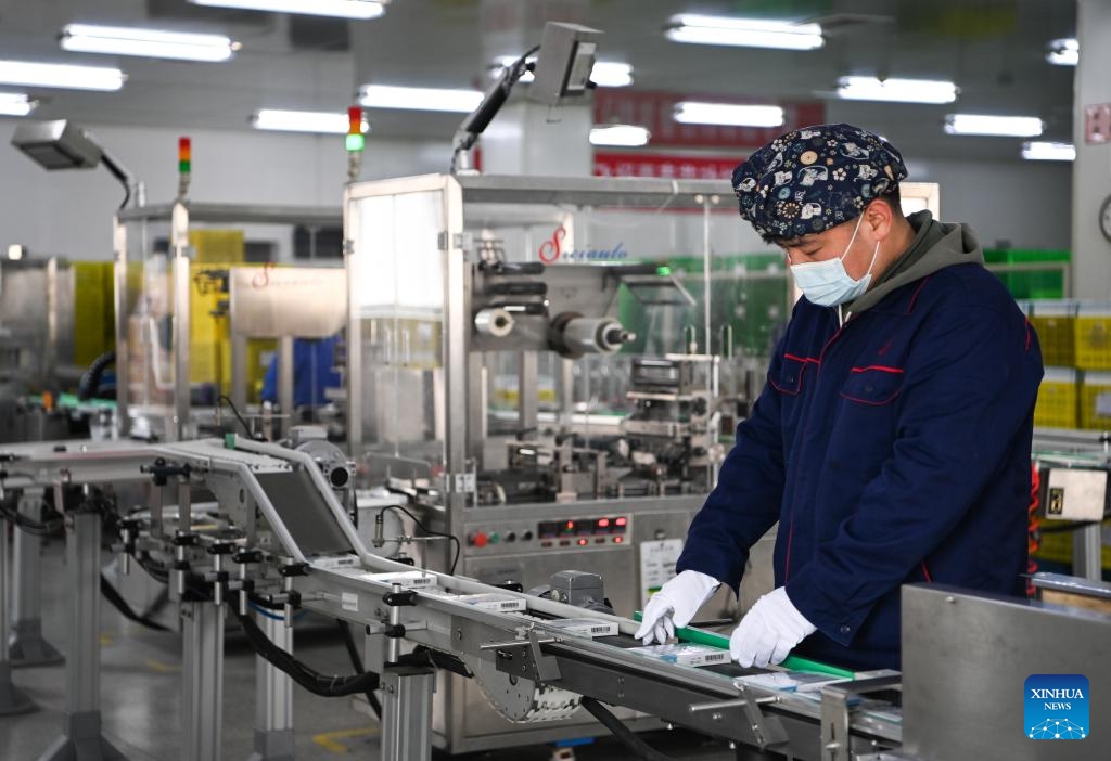Th&ecirc;m 7 người chết v&igrave; COVID-19, c&aacute;c h&atilde;ng dược Trung Quốc l&agrave;m việc hết c&ocirc;ng suất - Ảnh 2.