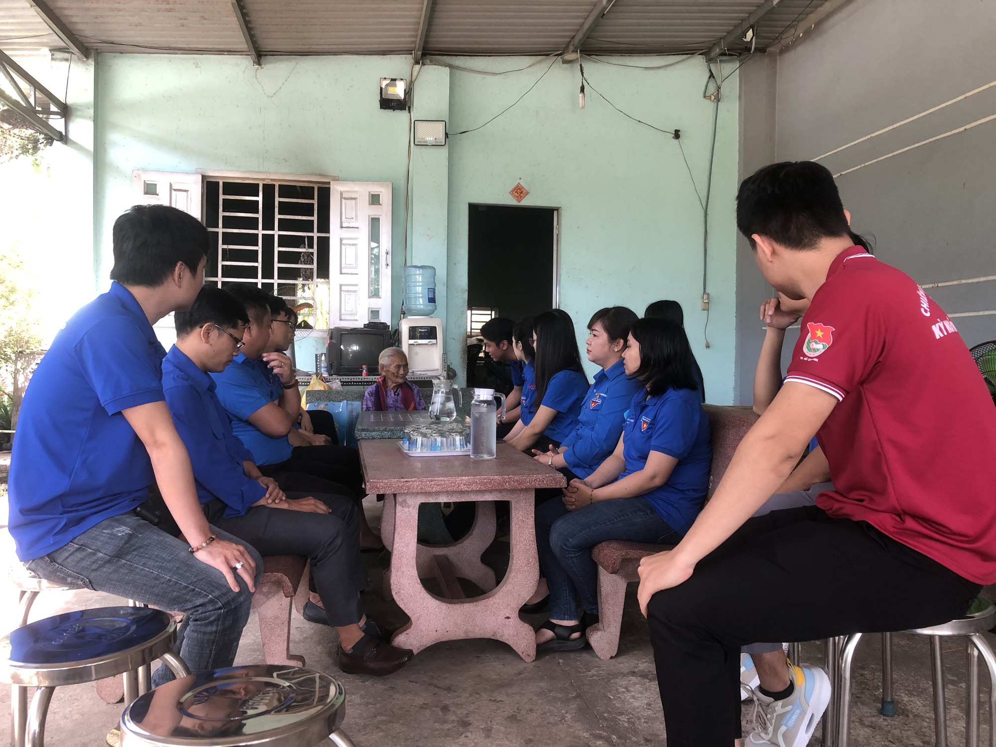 Đoàn khối Dân - Chính - Đảng TP HCM thăm mẹ Việt Nam anh hùng - Ảnh 4.