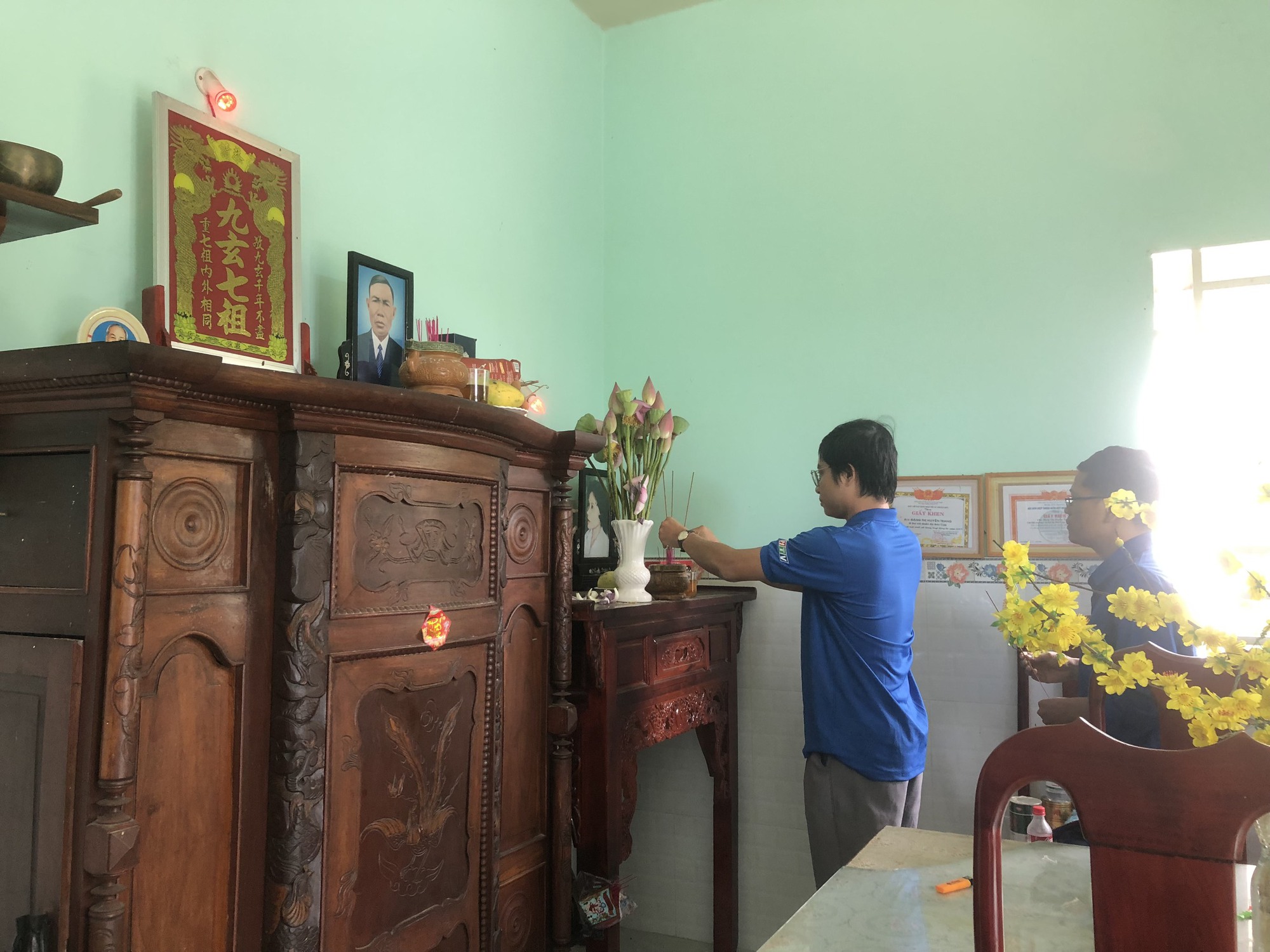 Đoàn khối Dân - Chính - Đảng TP HCM thăm mẹ Việt Nam anh hùng - Ảnh 1.