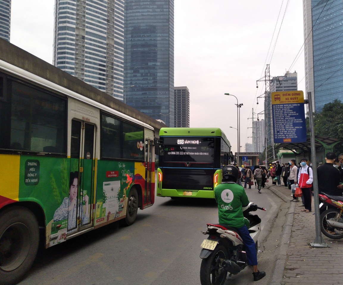 Điểm dừng xe buýt sao cứ chọn ở ngã tư?