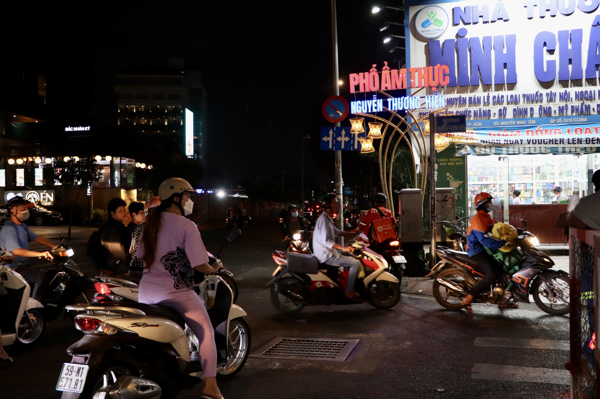 Cận cảnh phố ẩm thực Nguyễn Thượng Hiền trong ng&agrave;y đầu hoạt động - Ảnh 6.
