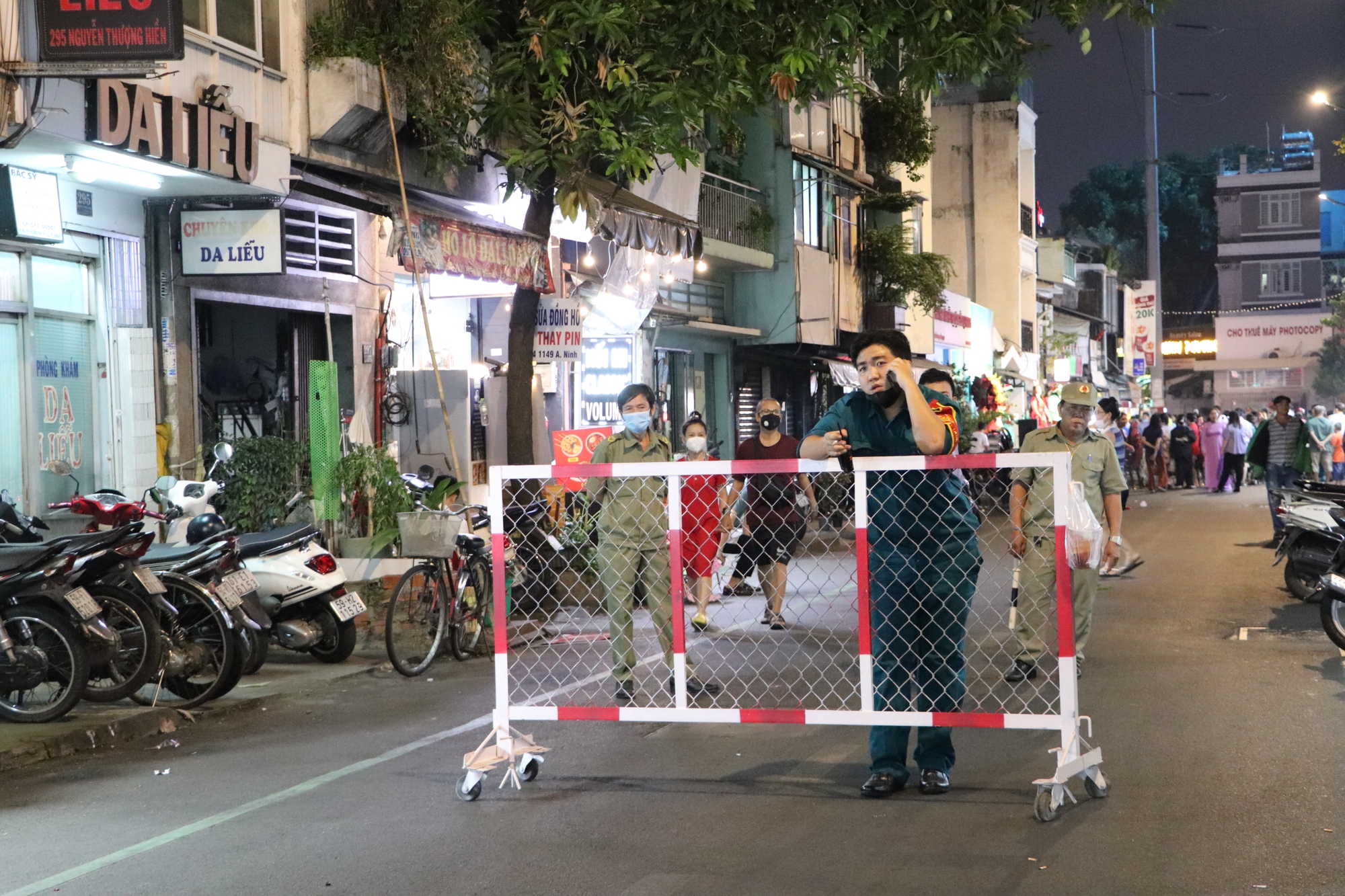 Cận cảnh phố ẩm thực Nguyễn Thượng Hiền trong ng&agrave;y đầu hoạt động - Ảnh 4.