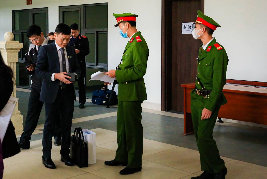 Thắt chặt an ninh tại phi&ecirc;n t&ograve;a xử cựu b&iacute; thư, chủ tịch Đồng Nai nhận hối lộ - Ảnh 17.