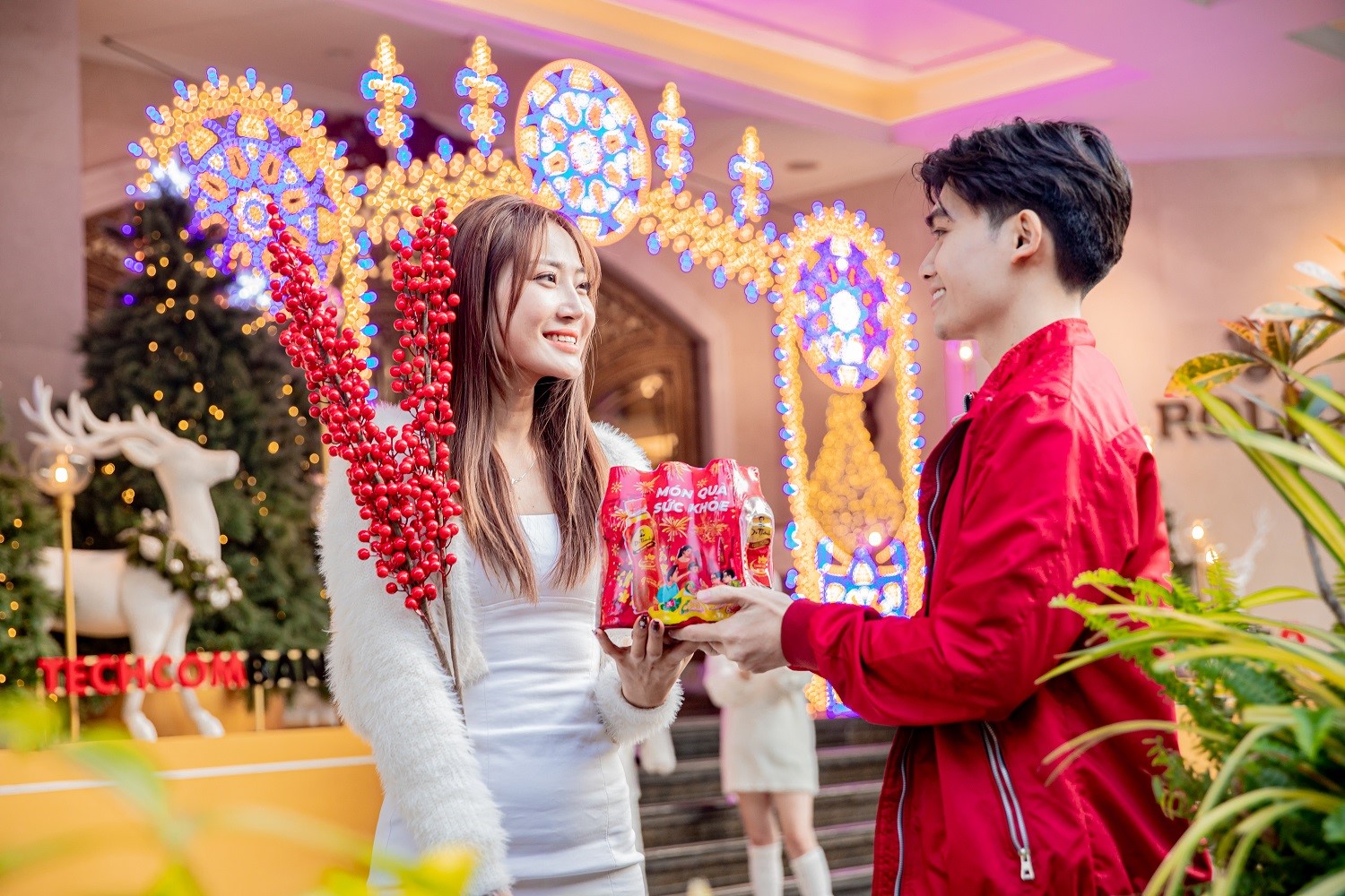 Phố l&ecirc;n đ&egrave;n, Gen Z l&ecirc;n đồ rực rỡ đ&oacute;n Gi&aacute;ng sinh c&ugrave;ng m&oacute;n qu&agrave; thanh nhiệt đặc biệt - Ảnh 7.