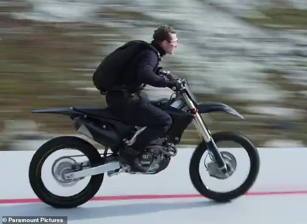 Tom Cruise nhảy dù, nhảy mô tô mạo hiểm ở tuổi 60
