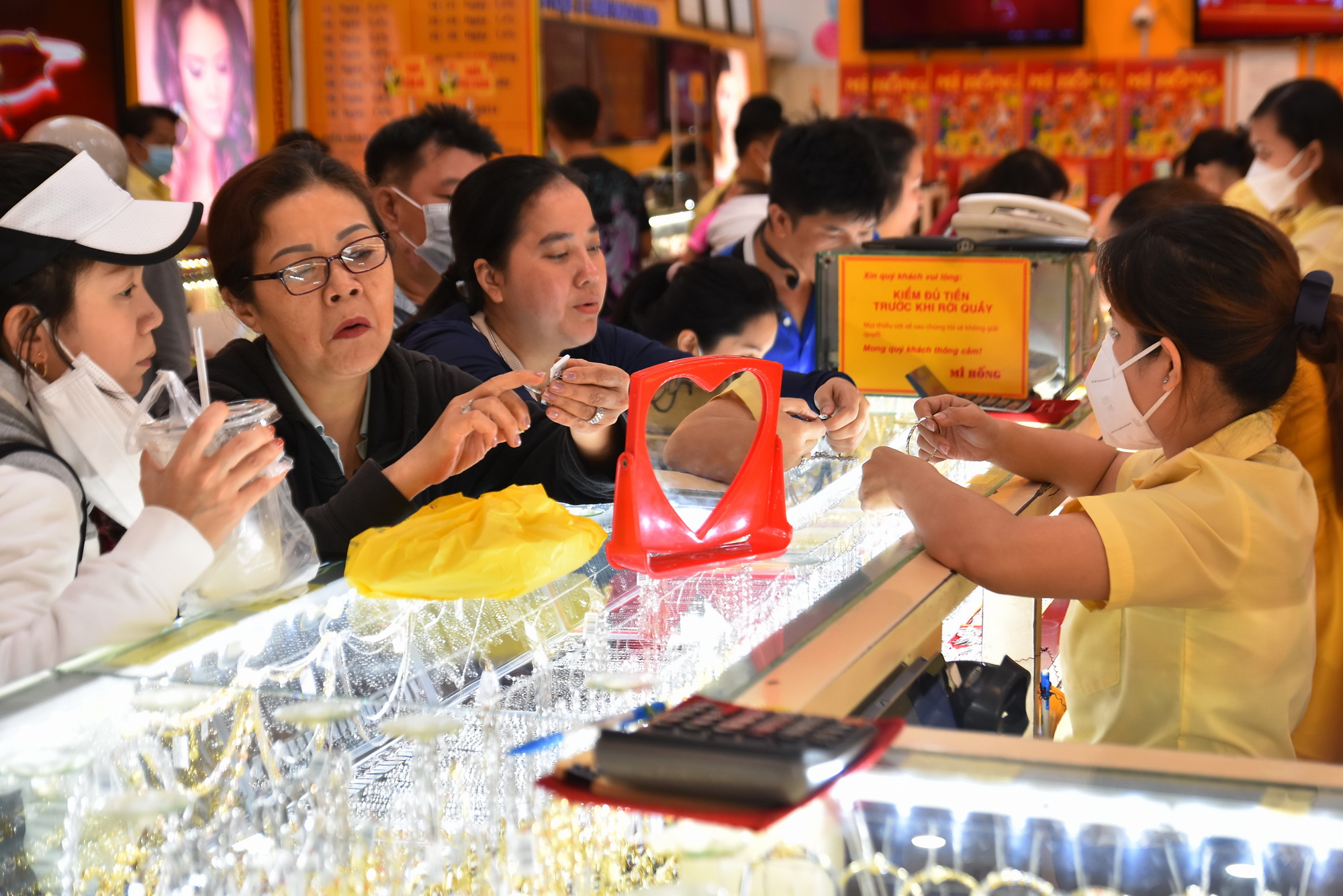 Giá vàng hôm nay 22-12: Đảo chiều đi xuống