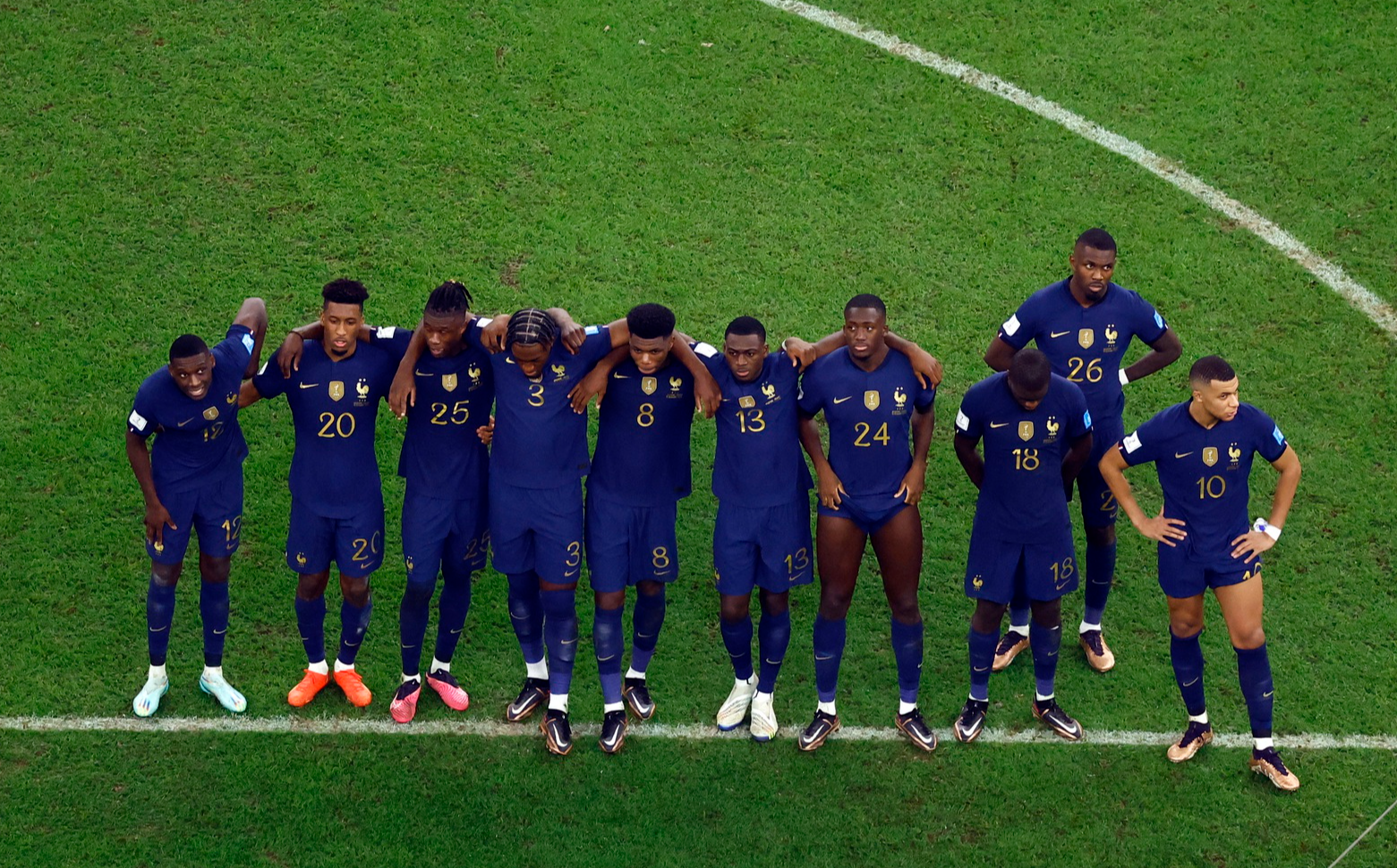 Ai đầu độc phòng thay đồ khiến tuyển Pháp toang World Cup? - Ảnh 1.