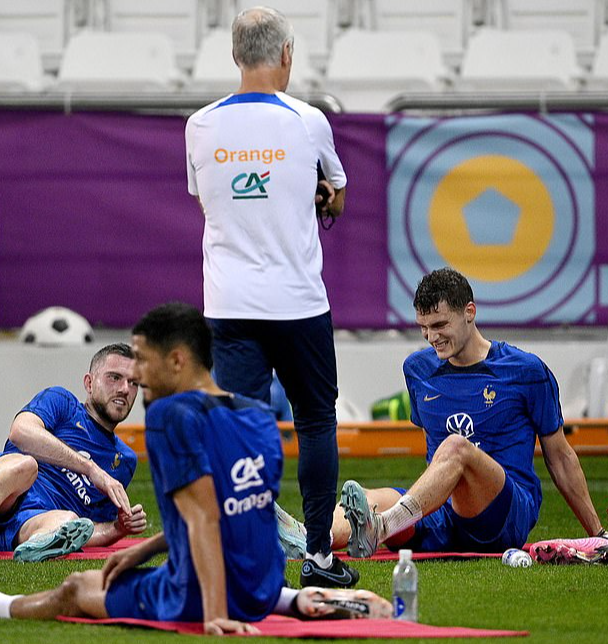 Ai đầu độc phòng thay đồ khiến tuyển Pháp toang World Cup? - Ảnh 5.