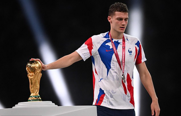 Ai đầu độc phòng thay đồ khiến tuyển Pháp toang World Cup? - Ảnh 7.