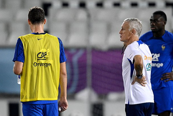 Ai đầu độc phòng thay đồ khiến tuyển Pháp toang World Cup? - Ảnh 2.