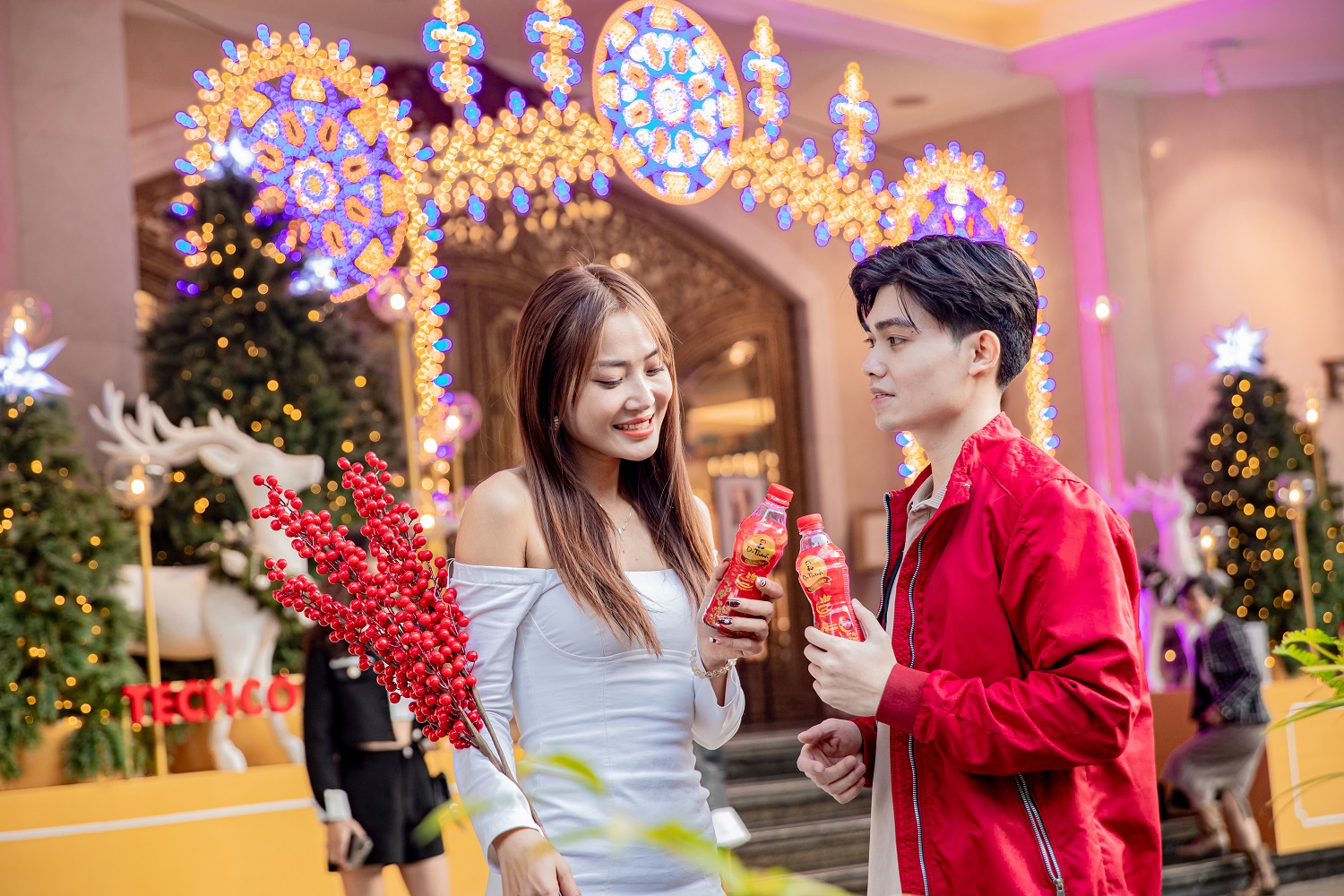Phố l&ecirc;n đ&egrave;n, Gen Z l&ecirc;n đồ rực rỡ đ&oacute;n Gi&aacute;ng sinh c&ugrave;ng m&oacute;n qu&agrave; thanh nhiệt đặc biệt - Ảnh 2.