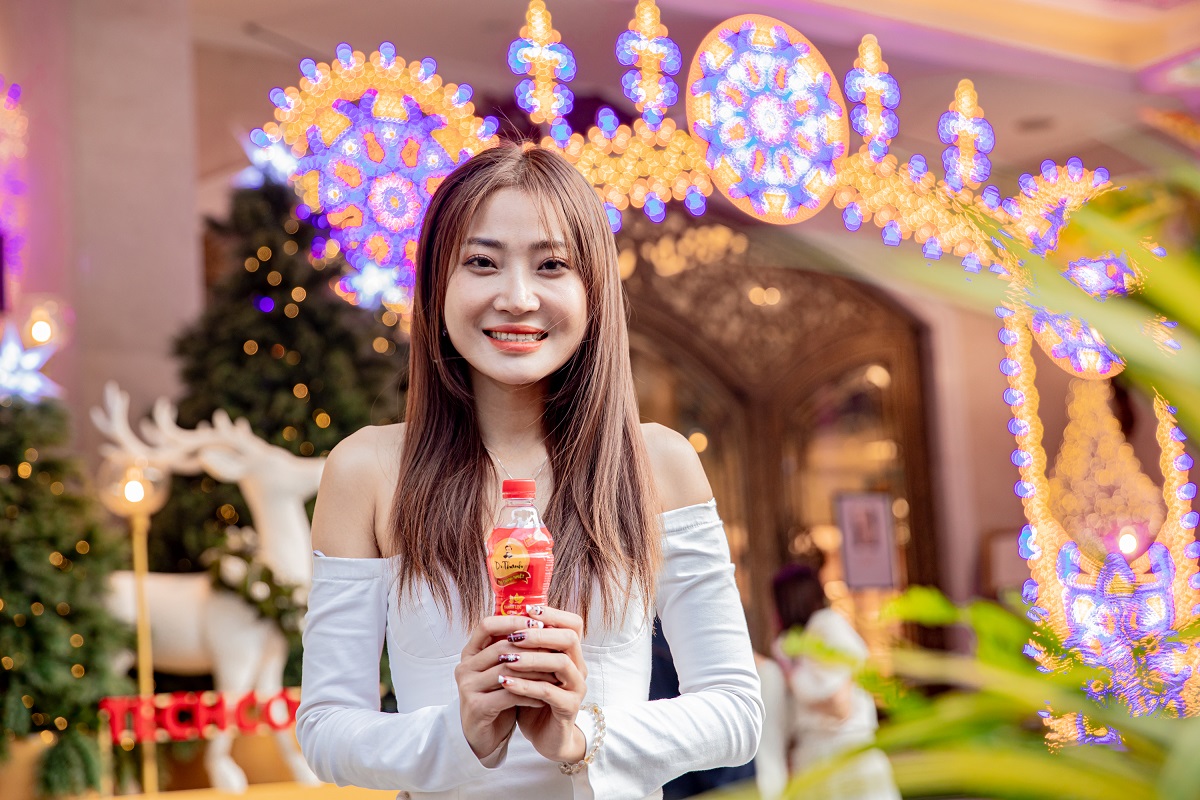 Phố l&ecirc;n đ&egrave;n, Gen Z l&ecirc;n đồ rực rỡ đ&oacute;n Gi&aacute;ng sinh c&ugrave;ng m&oacute;n qu&agrave; thanh nhiệt đặc biệt - Ảnh 3.