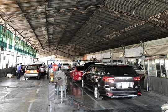 Tin vui cho người d&acirc;n m&ograve;n mỏi chờ đăng kiểm ở TP HCM - Ảnh 1.