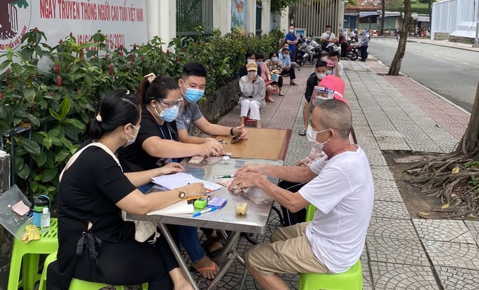 Một số quận, huyện TP HCM vẫn chưa chi xong tiền hỗ trợ dịch COVID-19