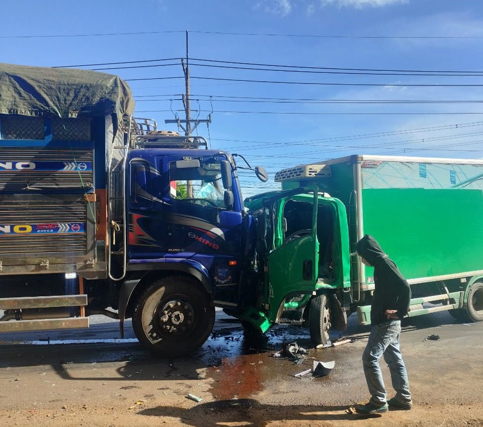 Tai nạn nghiêm trọng giữa 2 xe tải và ôtô  khiến 3 người thương vong