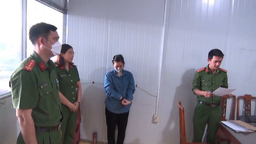 Thu ngân công ty vận tải thu tiền của tài xế sau đó biển thủ