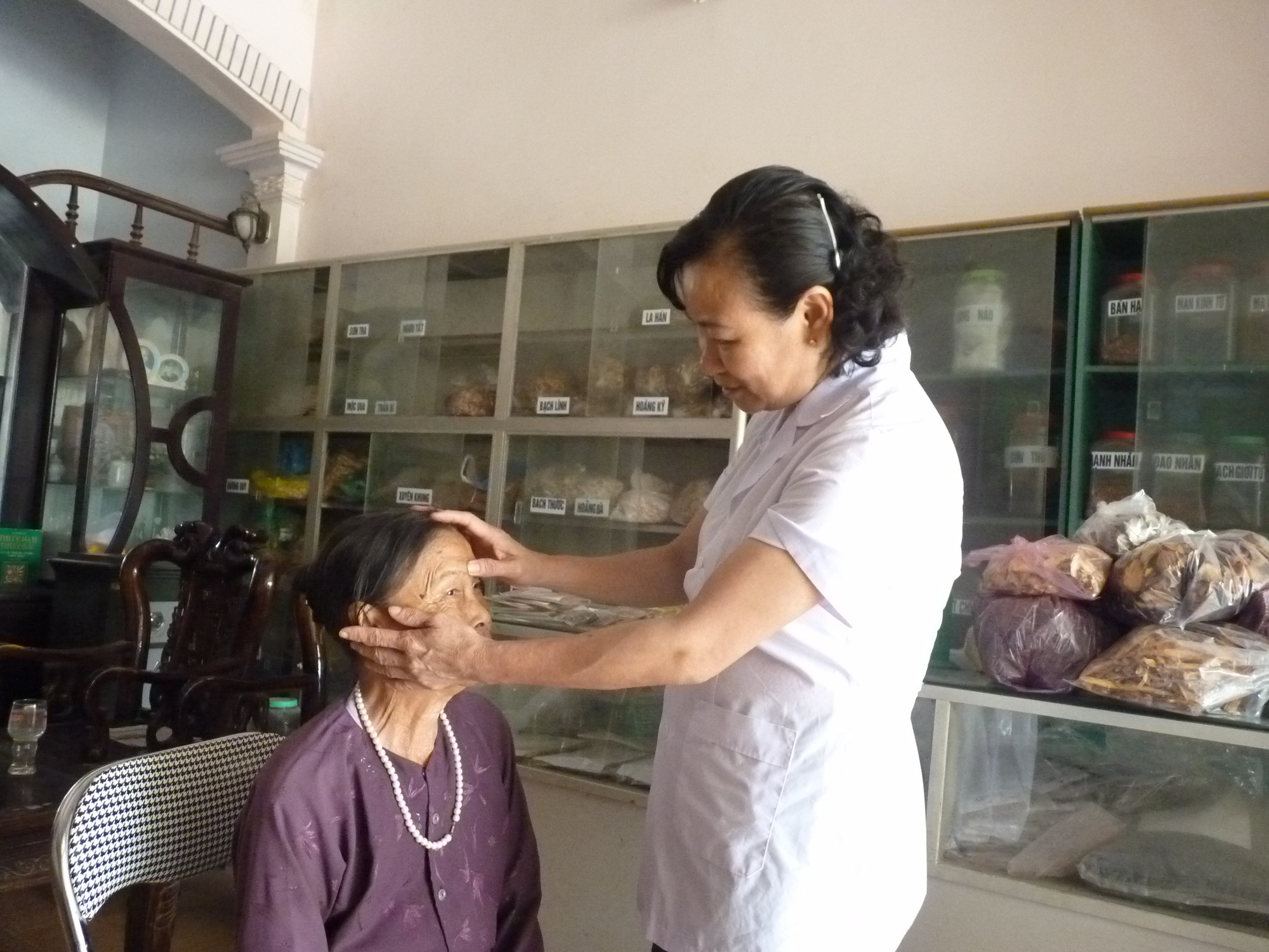 Cứu người không chỉ bằng thuốc