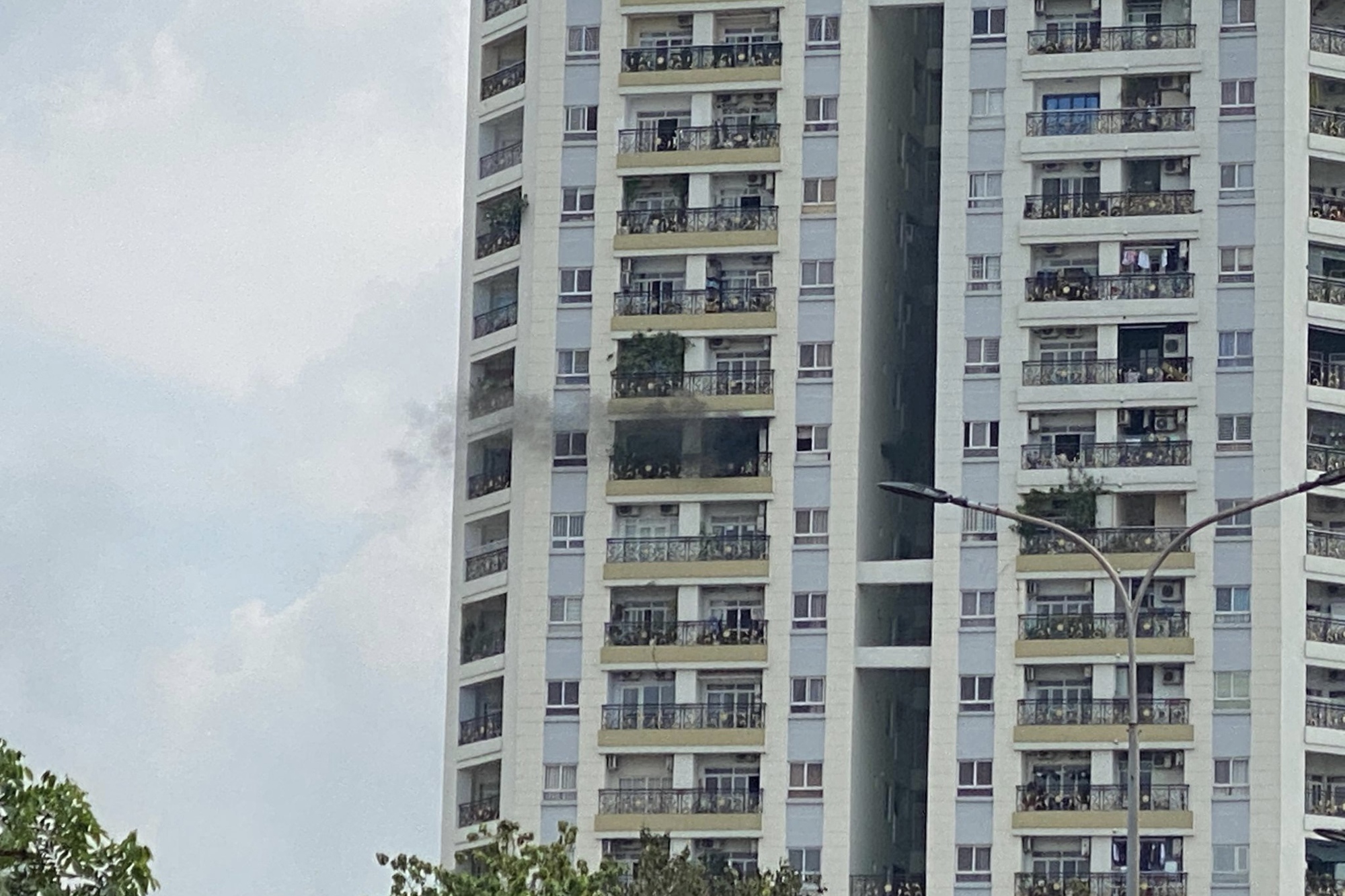 Cháy tòa nhà ở quận 11, cả trăm người tháo chạy