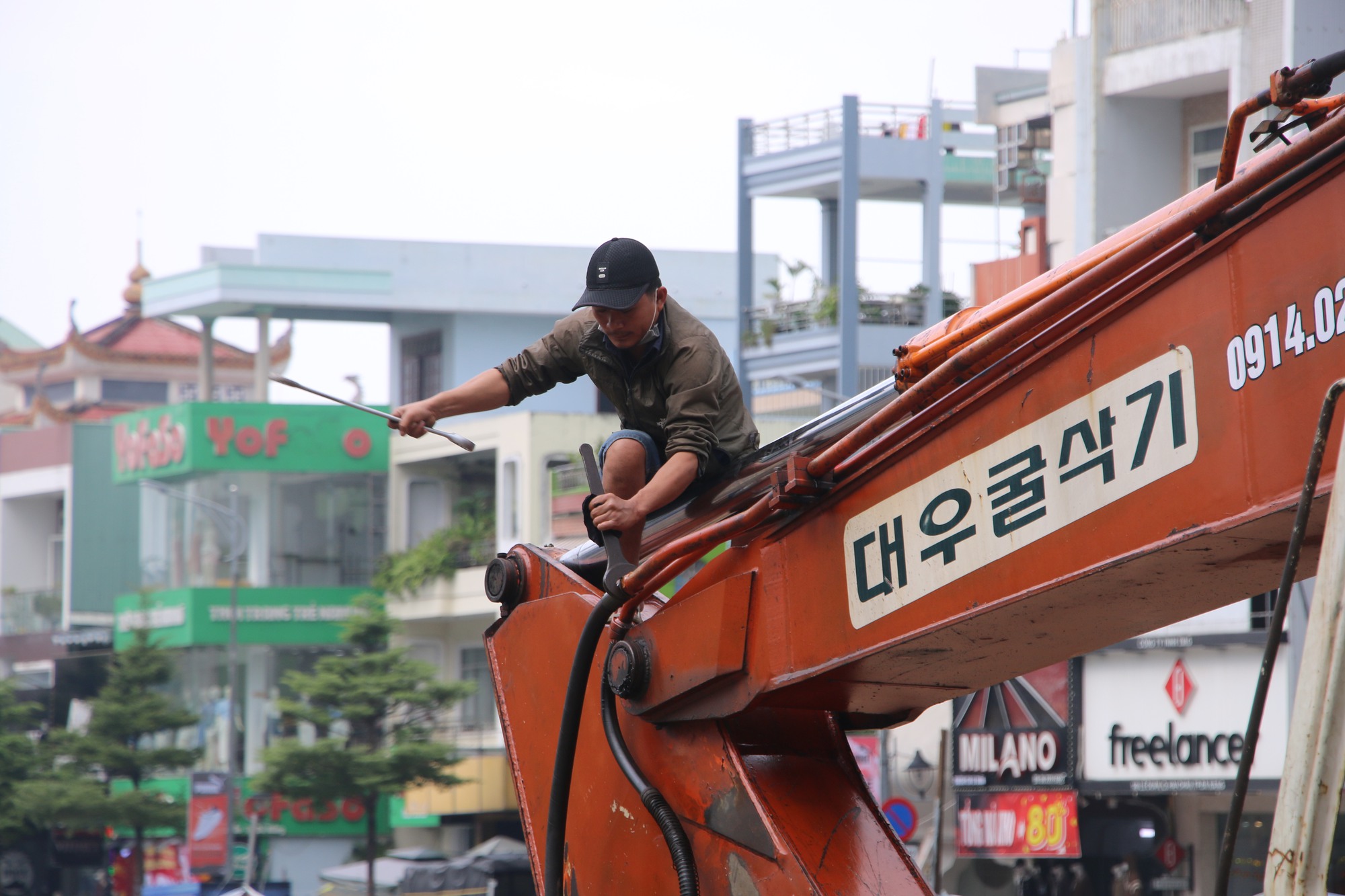 Cận cảnh giải tỏa nhà dân quanh “tứ giác vàng” Chi Lăng - Ảnh 3.