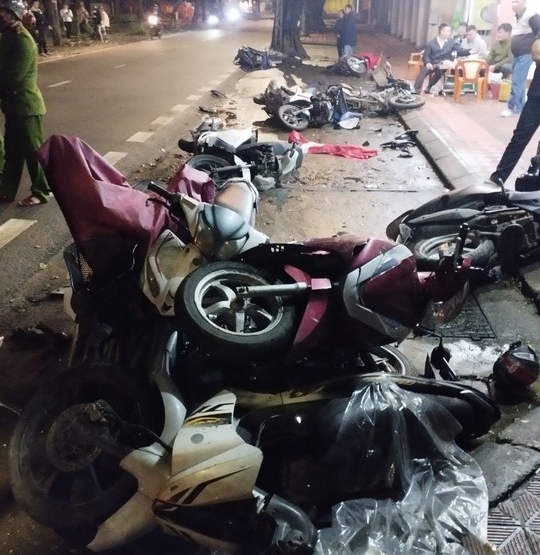 Lái ôtô tông 8 xe máy nằm la liệt vẫn không hay biết