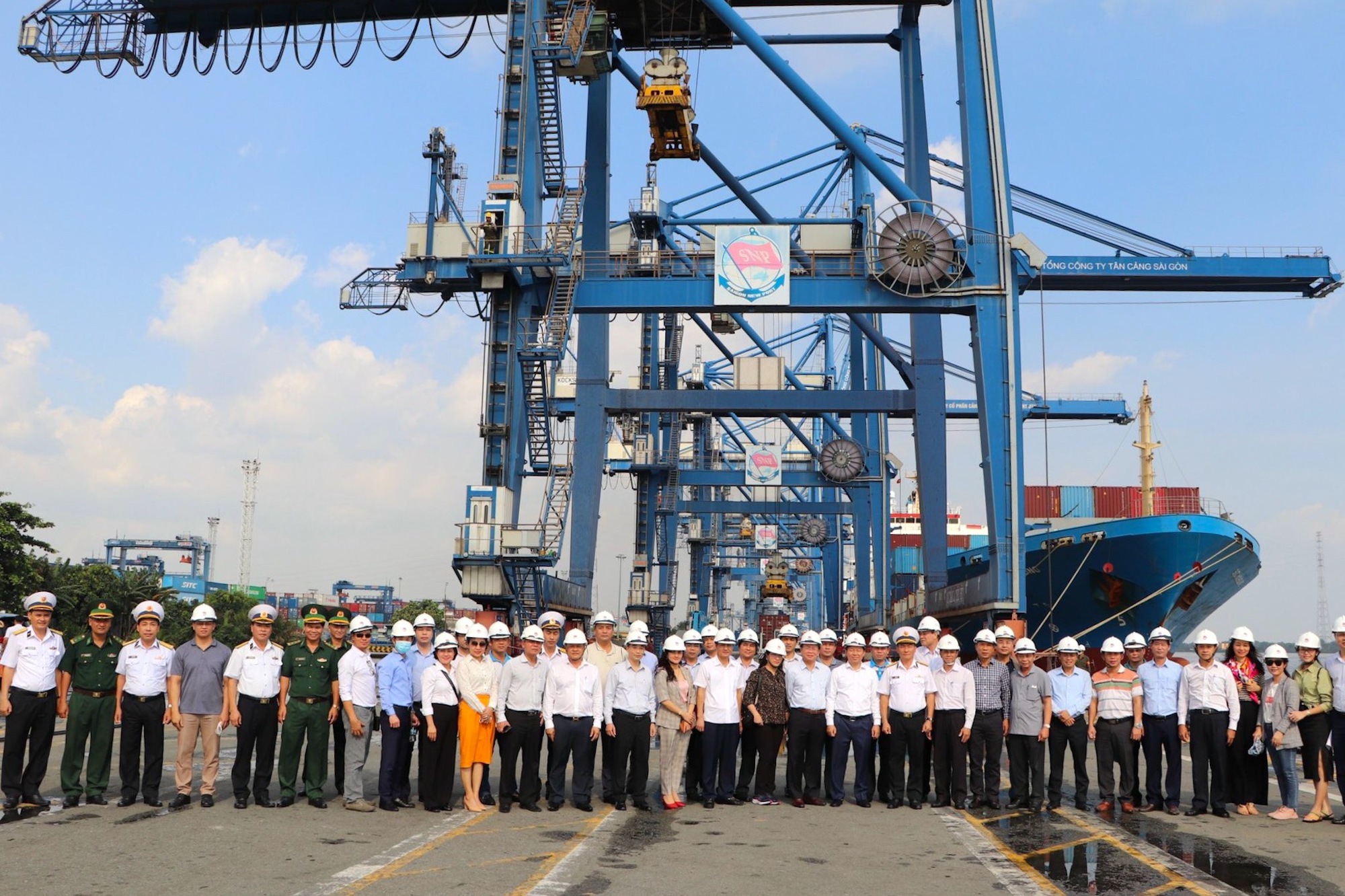 Đo&agrave;n c&aacute;n bộ tuy&ecirc;n gi&aacute;o to&agrave;n quốc trải nghiệm bu&yacute;t s&ocirc;ng, t&igrave;m hiểu TP HCM - Ảnh 7.