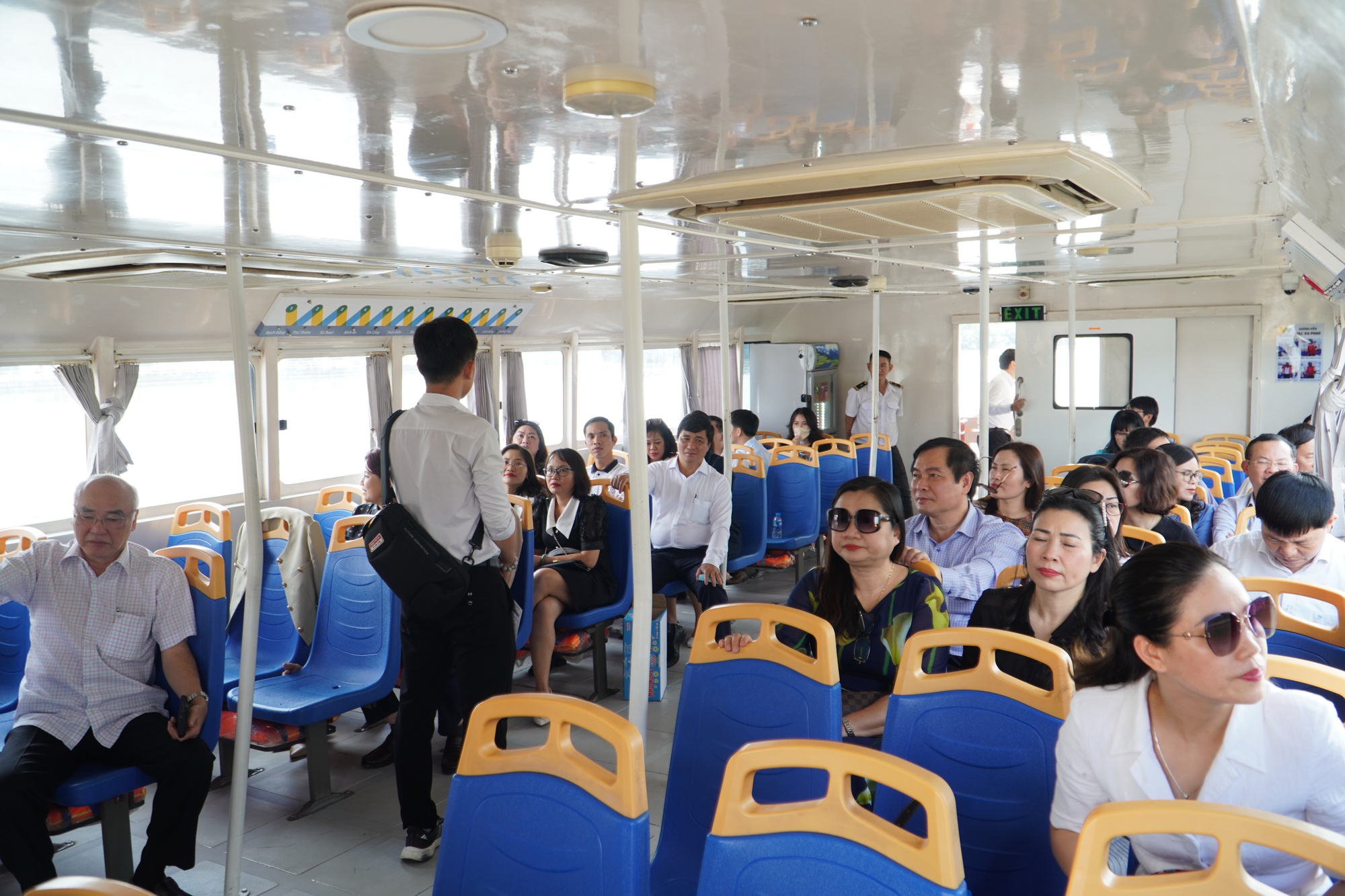 Đo&agrave;n c&aacute;n bộ tuy&ecirc;n gi&aacute;o to&agrave;n quốc trải nghiệm bu&yacute;t s&ocirc;ng, t&igrave;m hiểu TP HCM - Ảnh 2.