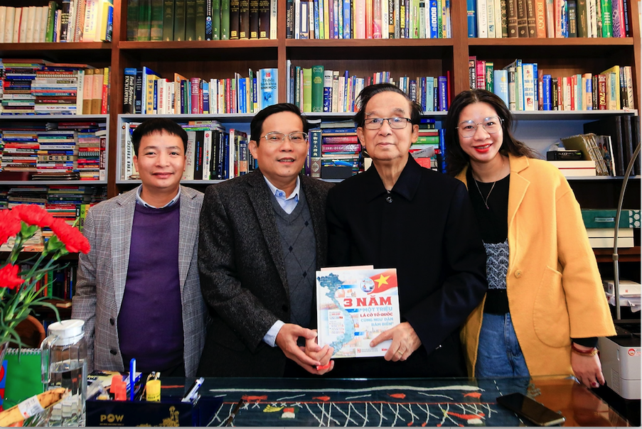 "Mai vàng nhân ái" thăm GS Nguyễn Lân Dũng