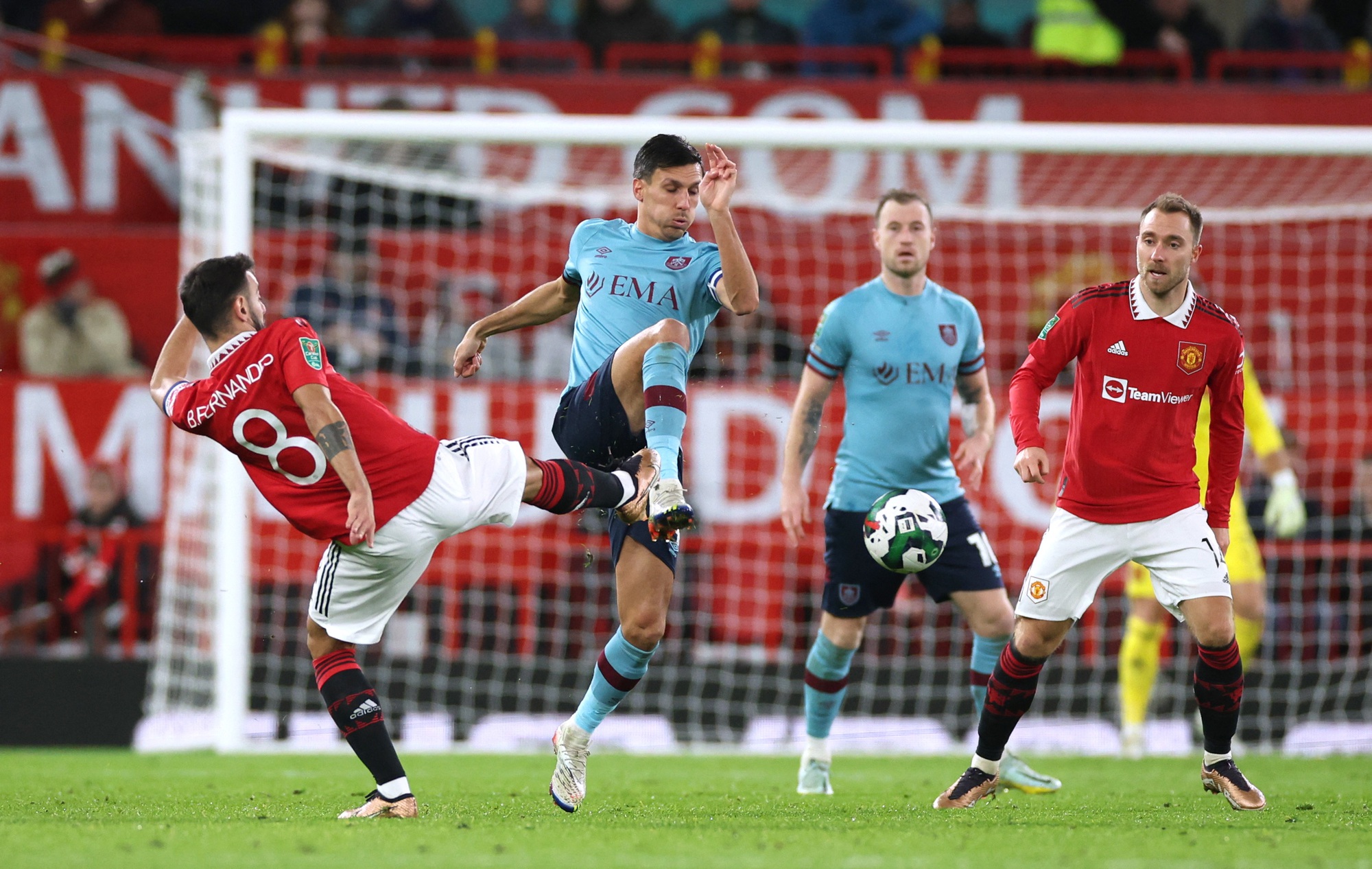 B&aacute;o ch&iacute; Anh ngợi ca, fan Man United ph&aacute;t cuồng với pha ghi b&agrave;n của Rashford - Ảnh 6.