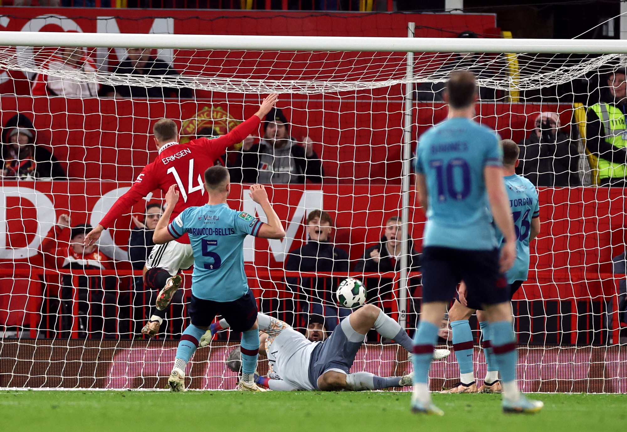 B&aacute;o ch&iacute; Anh ngợi ca, fan Man United ph&aacute;t cuồng với pha ghi b&agrave;n của Rashford - Ảnh 1.