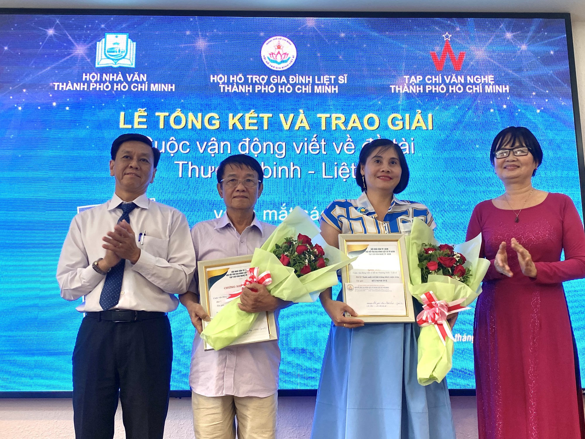 Trao giải cuộc vận động viết về đề tài thương binh - liệt sĩ