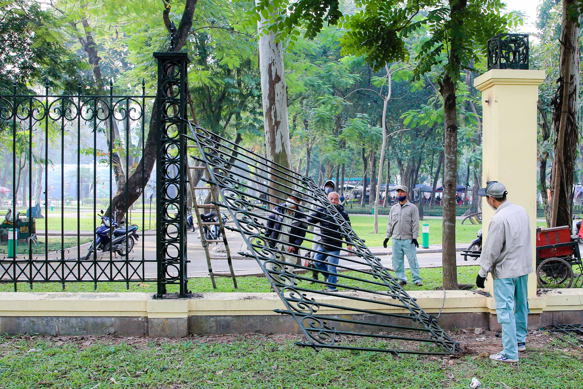 Th&aacute;o dỡ h&agrave;ng r&agrave;o c&ocirc;ng vi&ecirc;n Thống Nhất - Ảnh 1.