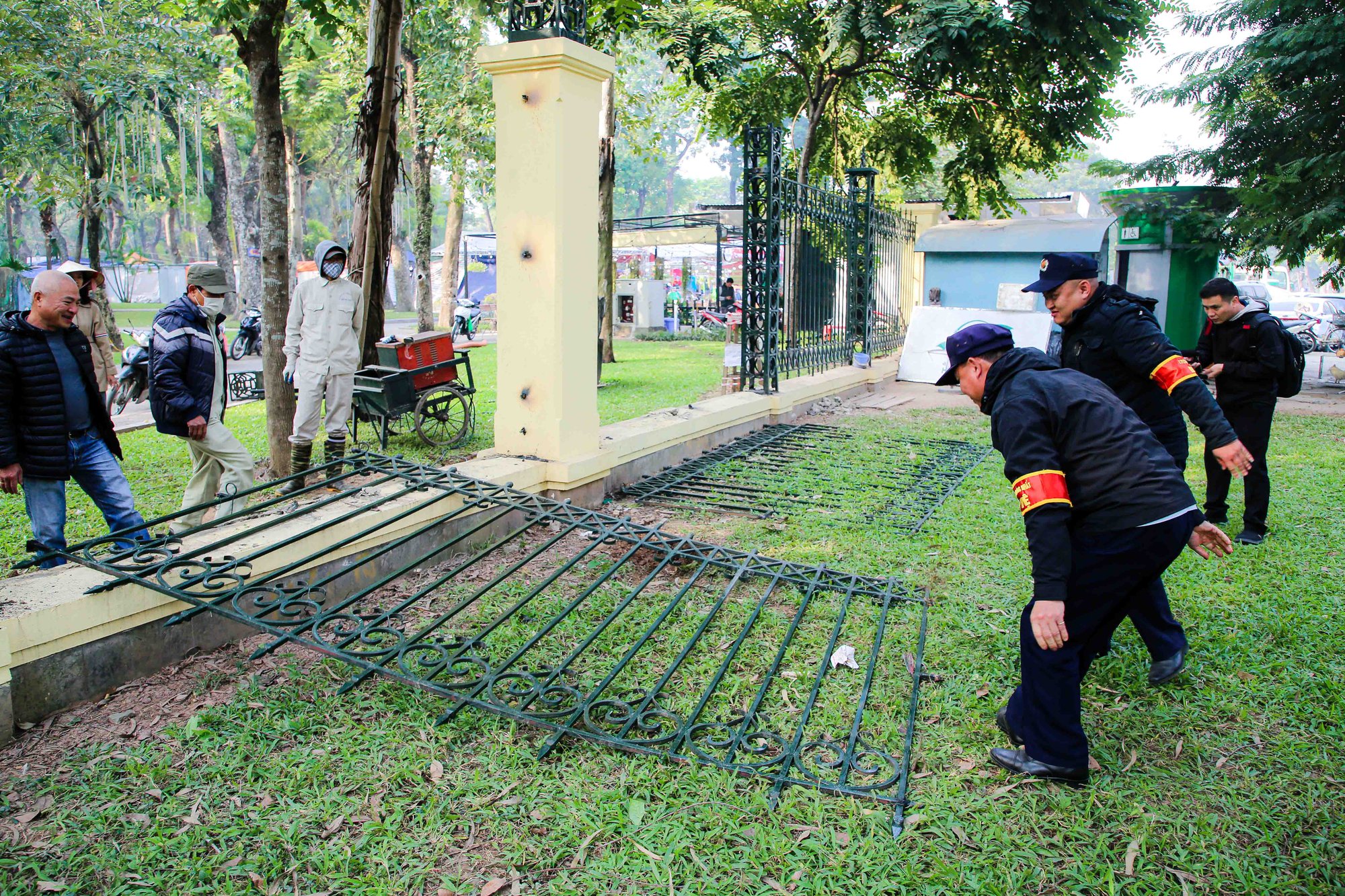 Tháo dỡ hàng rào công viên Thống Nhất