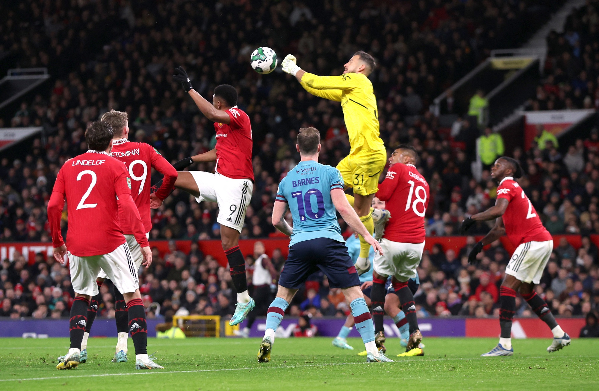 B&aacute;o ch&iacute; Anh ngợi ca, fan Man United ph&aacute;t cuồng với pha ghi b&agrave;n của Rashford - Ảnh 2.