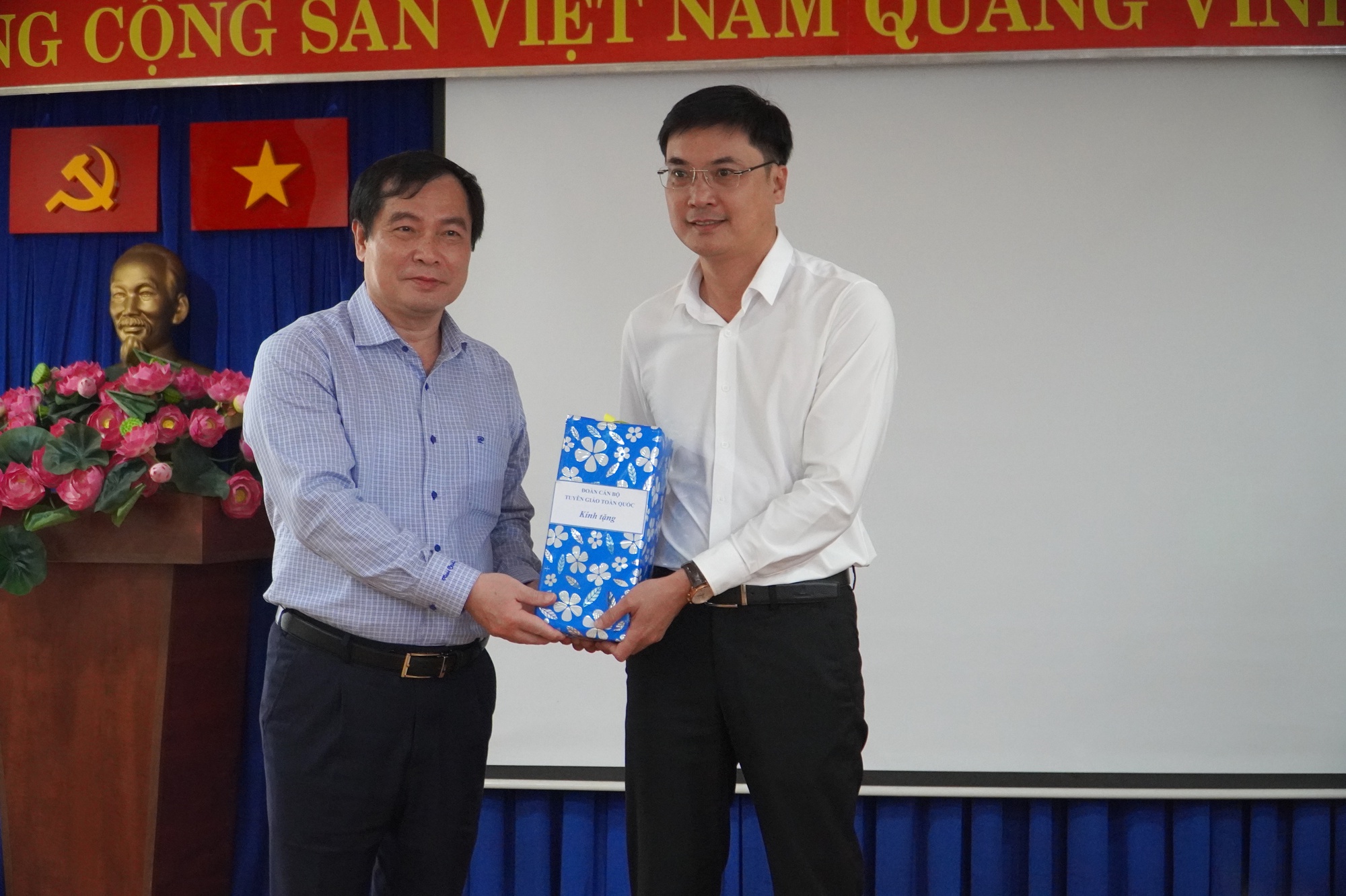 Đo&agrave;n c&aacute;n bộ tuy&ecirc;n gi&aacute;o to&agrave;n quốc trải nghiệm bu&yacute;t s&ocirc;ng, t&igrave;m hiểu TP HCM - Ảnh 4.