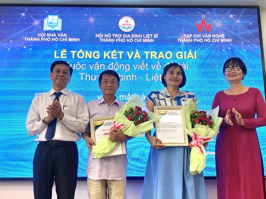 Trao giải cuộc vận động viết về đề t&agrave;i thương binh - liệt sĩ - Ảnh 1.
