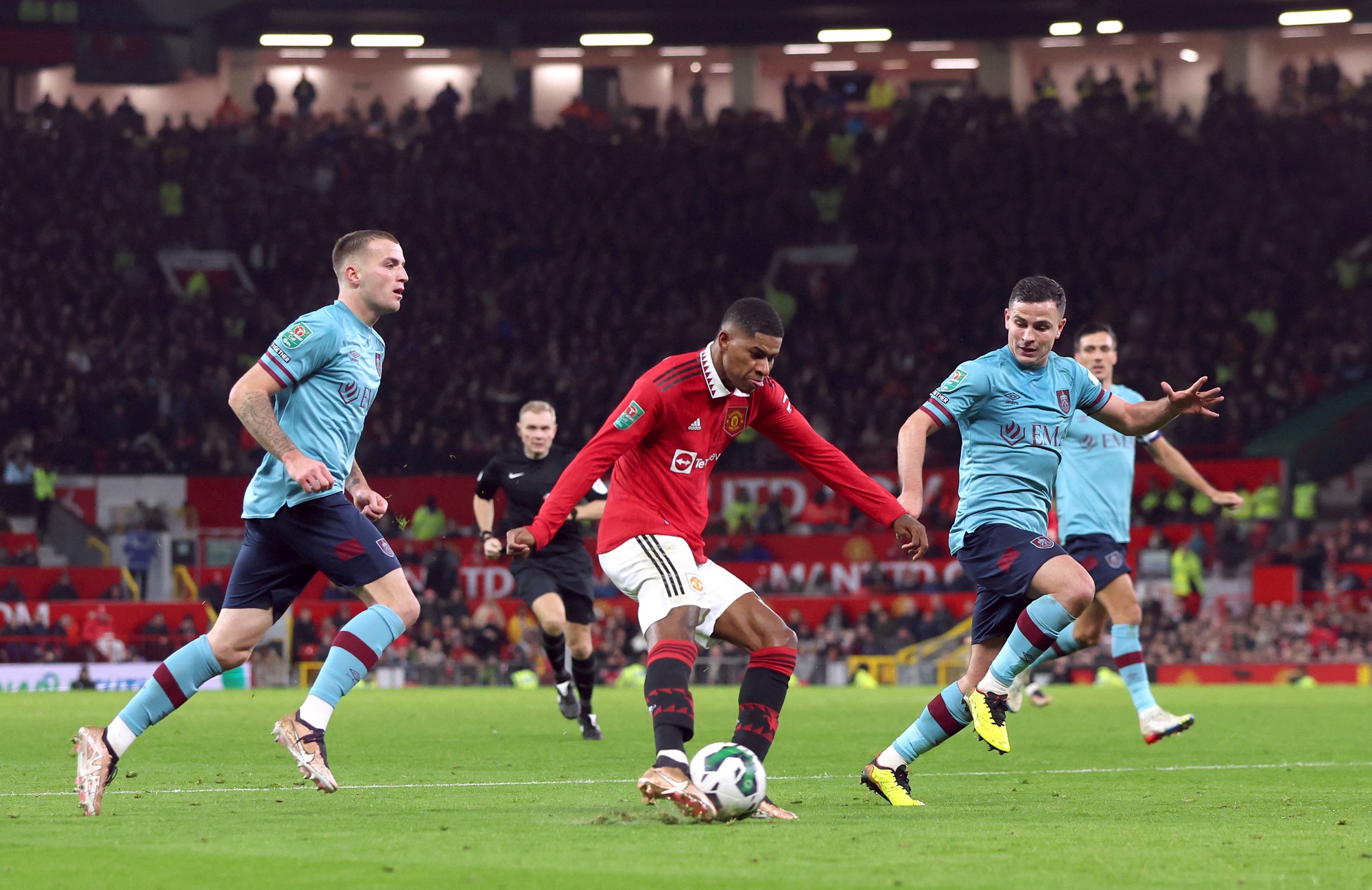 B&aacute;o ch&iacute; Anh ngợi ca, fan Man United ph&aacute;t cuồng với pha ghi b&agrave;n của Rashford - Ảnh 3.