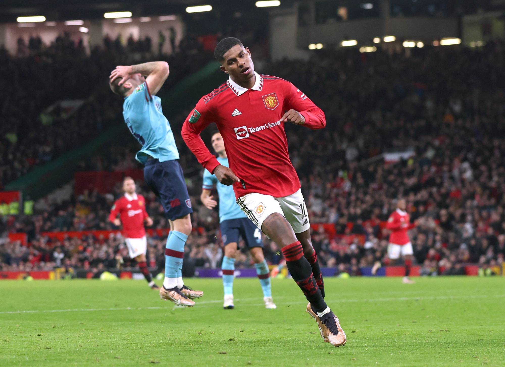 Báo chí Anh ngợi ca, fan Man United phát cuồng với pha ghi bàn của Rashford