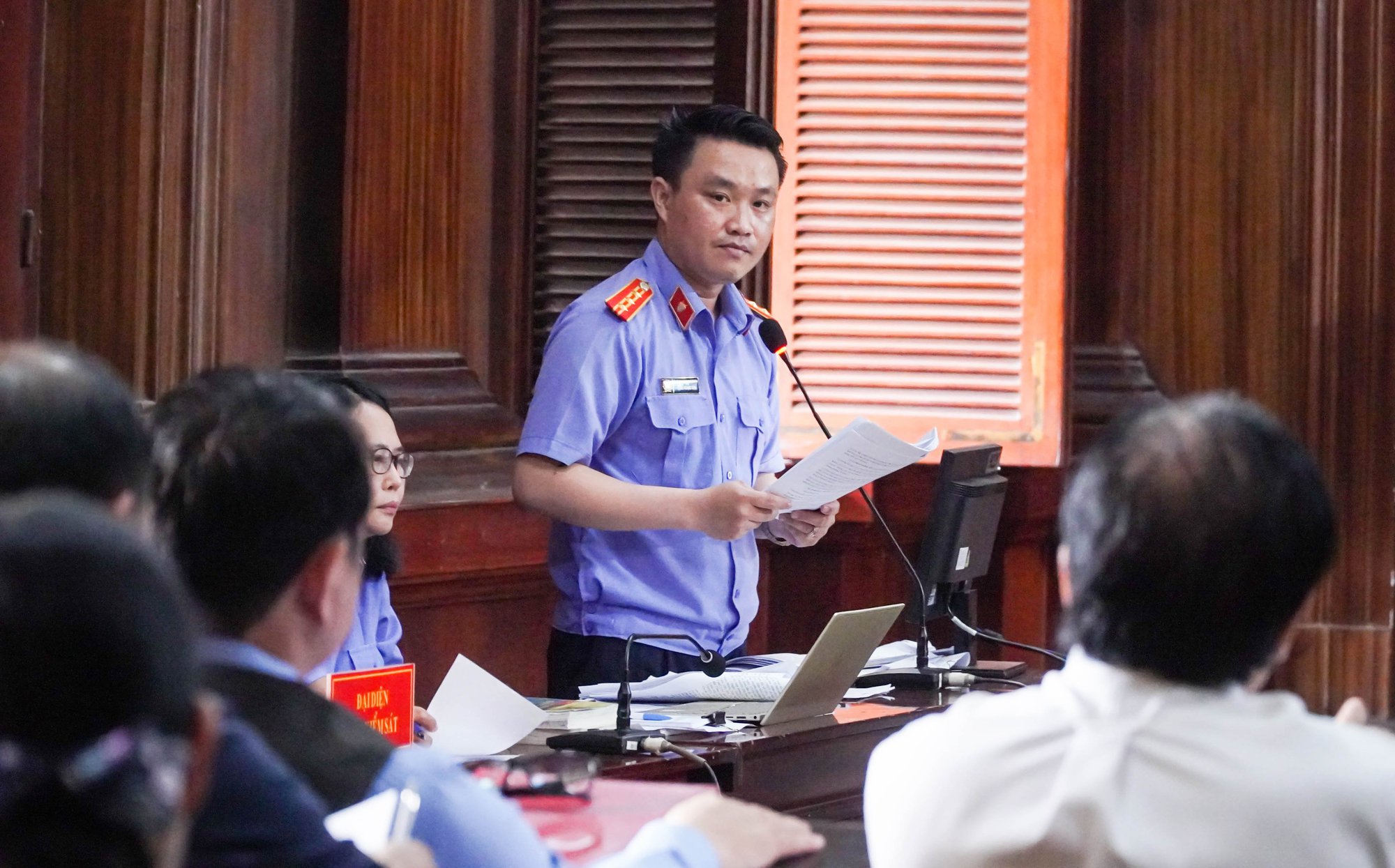 Cựu CEO Alibaba xin lại 2 hộp chứa 20 thỏi kim loại màu vàng
