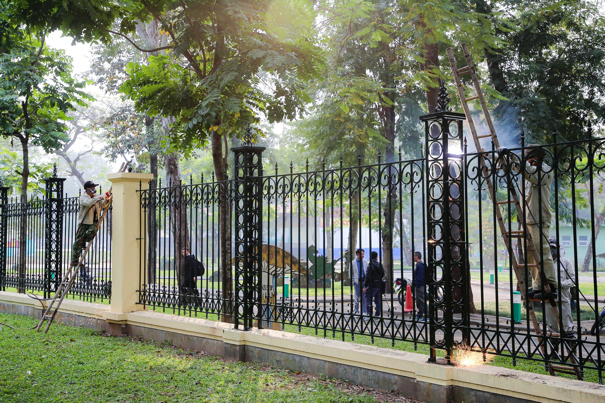 Th&aacute;o dỡ h&agrave;ng r&agrave;o c&ocirc;ng vi&ecirc;n Thống Nhất - Ảnh 6.