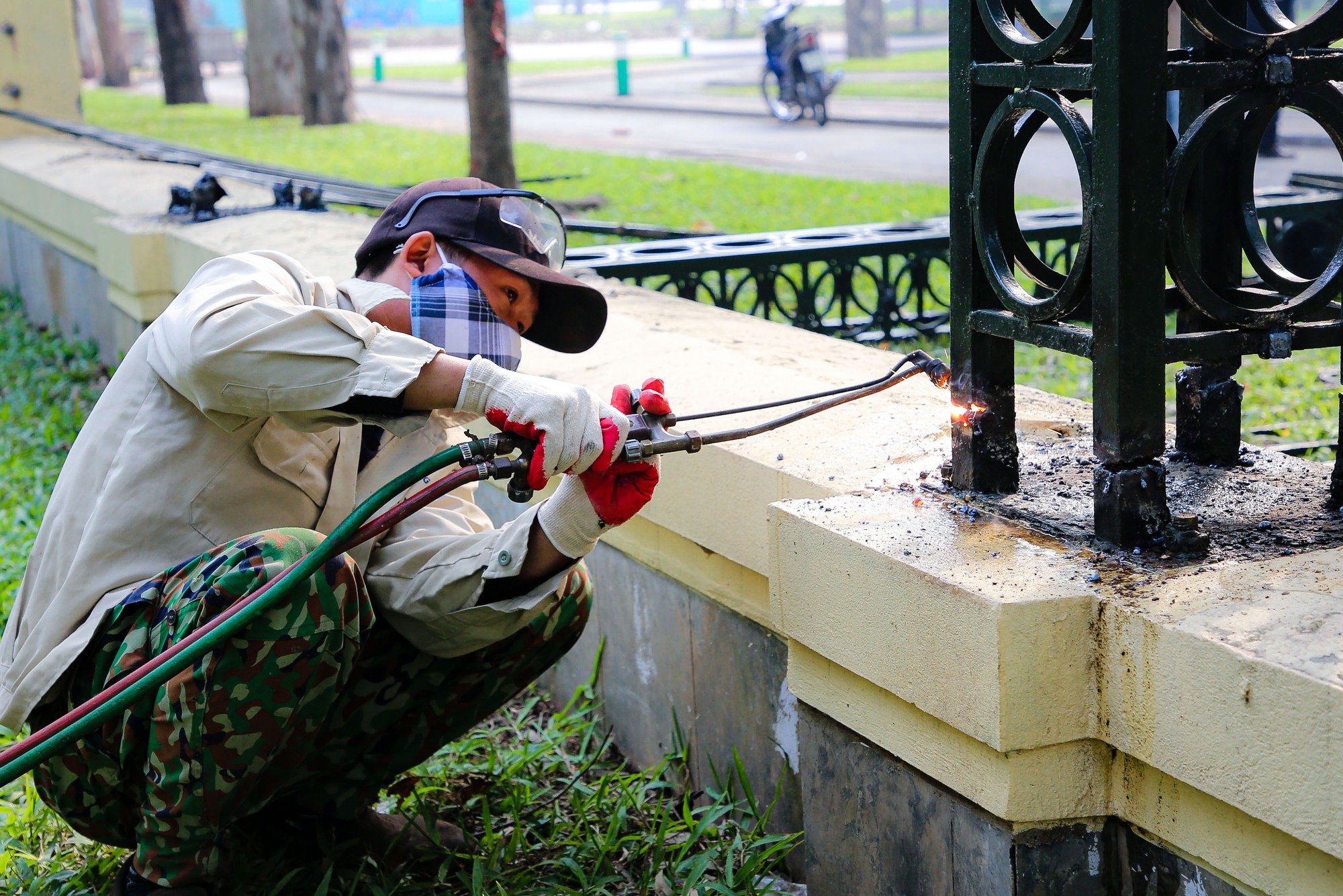 Th&aacute;o dỡ h&agrave;ng r&agrave;o c&ocirc;ng vi&ecirc;n Thống Nhất - Ảnh 4.