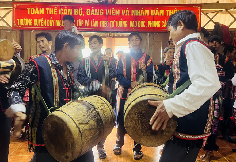 Để tiếng trống đôi, cồng ba, chiêng năm vang mãi