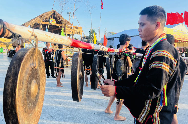 Để tiếng trống đ&ocirc;i, cồng ba, chi&ecirc;ng năm vang m&atilde;i - Ảnh 2.